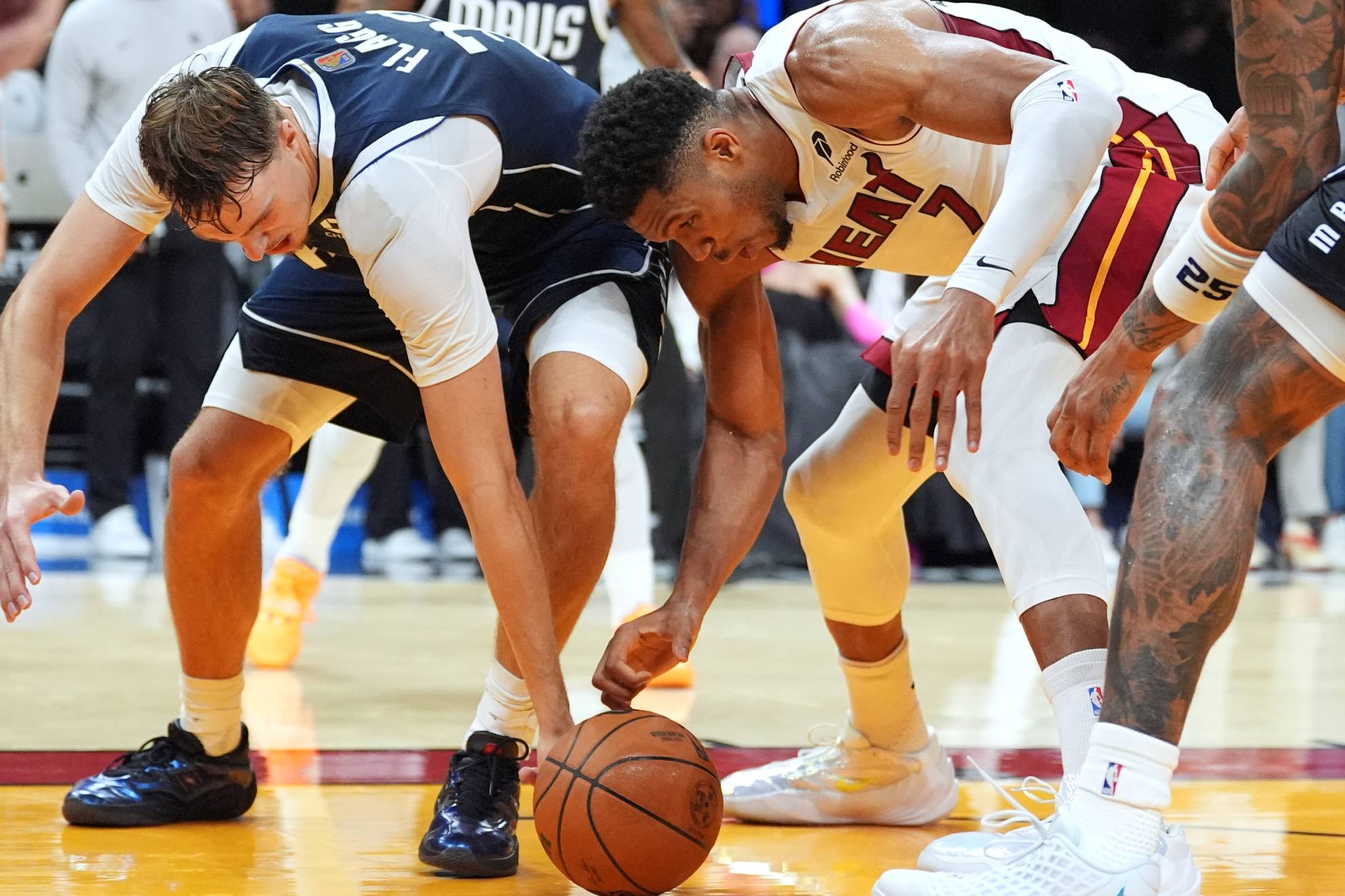 Giannis Antetokounmpo,Cooper Flagg